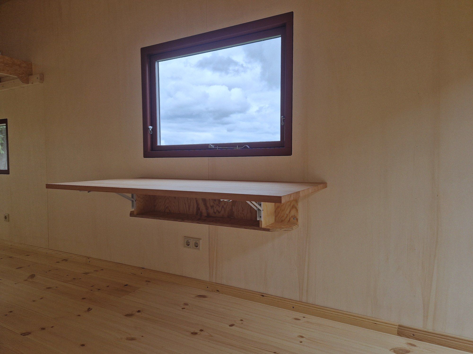 Klapptisch unter dem Fenster, Wand aus Pappelsperrholz